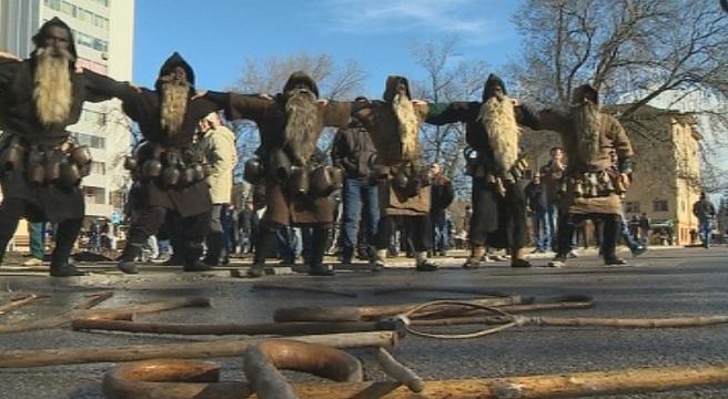 Кукери шестват по улиците на Перник