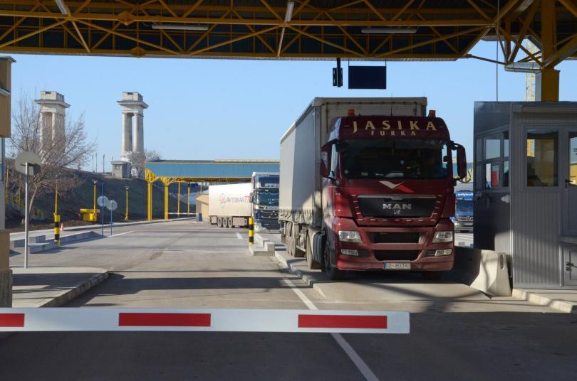 asks romanian authorities take steps deal lorry queues border