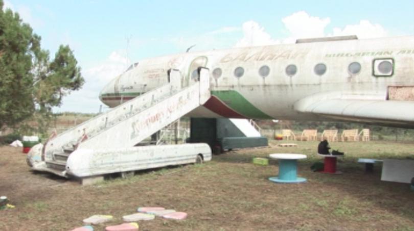 volunteers turn rusty airplane into childrens attraction silistra