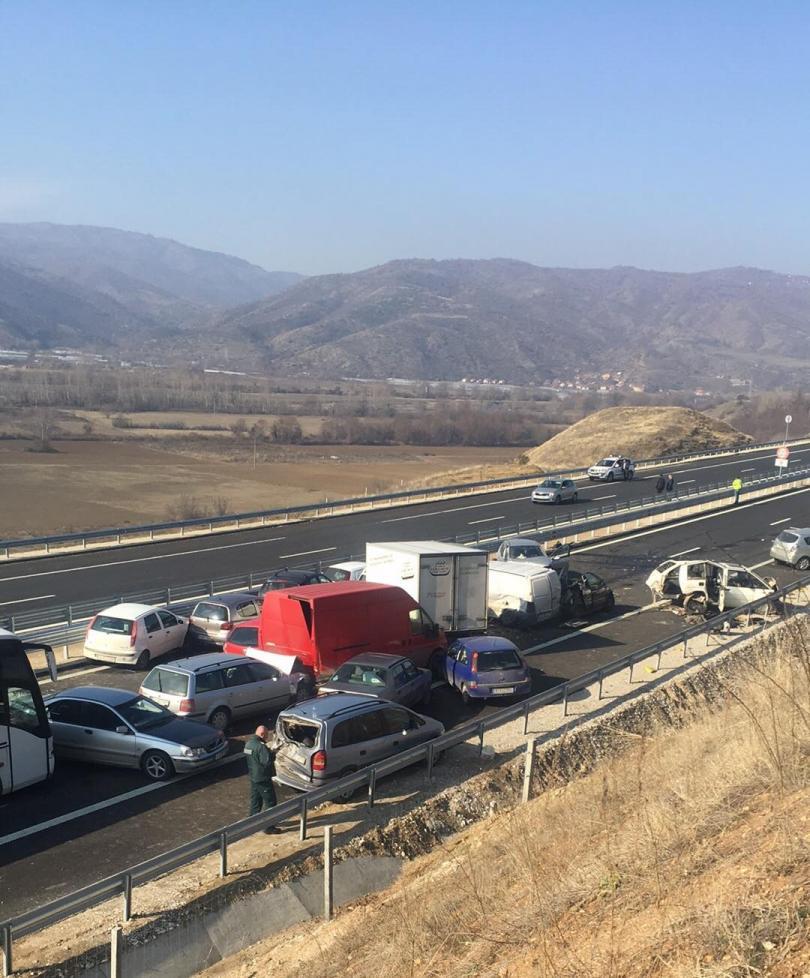 One dead, many injured in a multi-car crash on Struma motorway