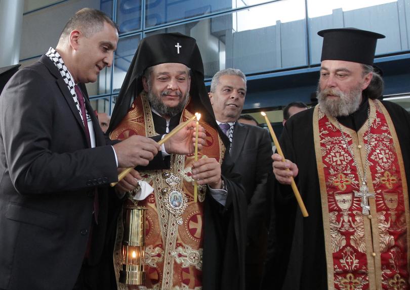 Благодатният огън от Йерусалим пристигна в София