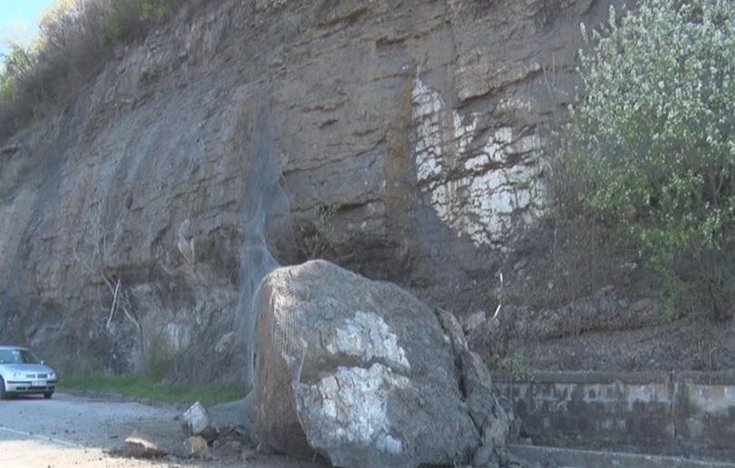 fallen rock blocked lane sofia samokov road