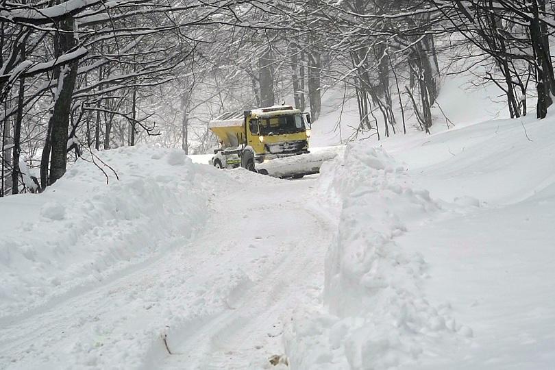 heavy snow strong winds cause road closures across bulgaria