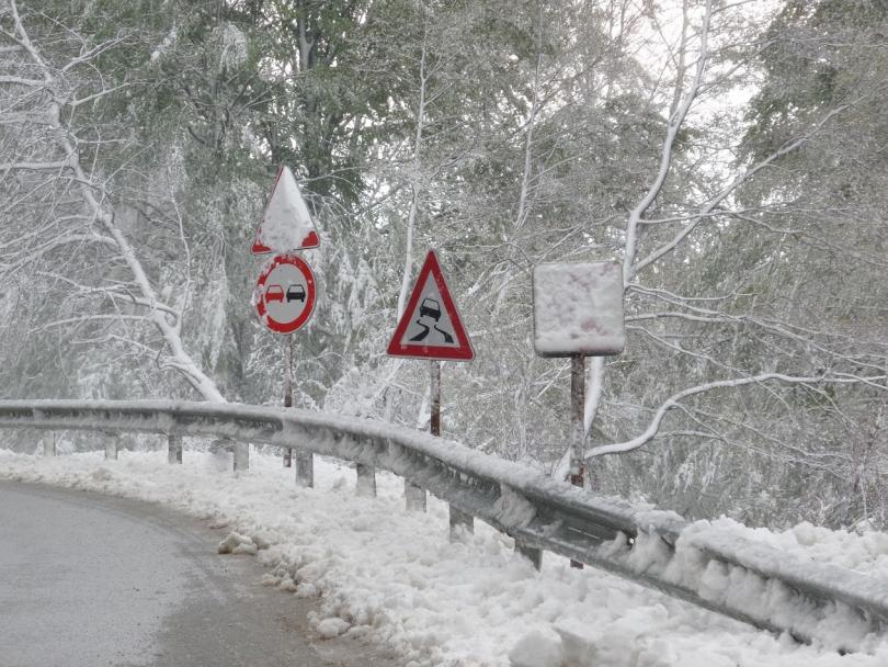 troyan karnare mountain pass closes traffic december due heavy snow