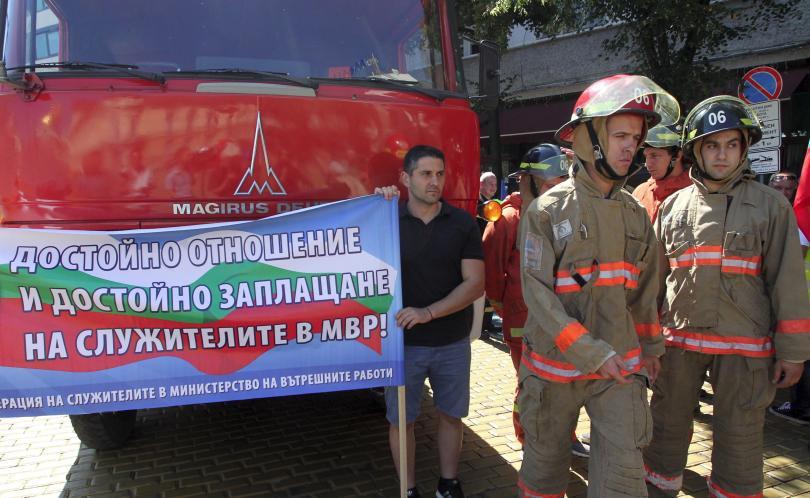 Bulgarian Police and Firefighters Protest to Demand Higher Pay