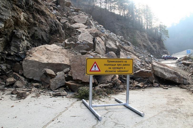 experts begin study landslide hit road smolyan madan