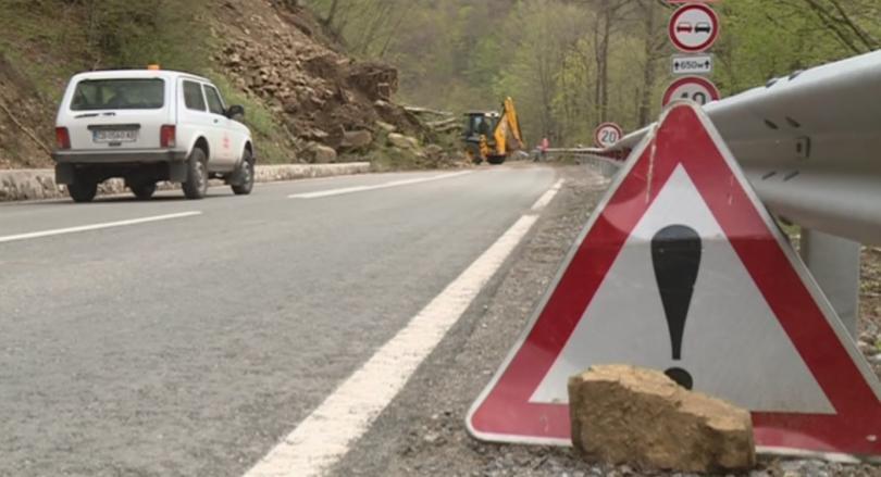 Rock Fall Disrupts Traffic on the Road to Rila Monastery