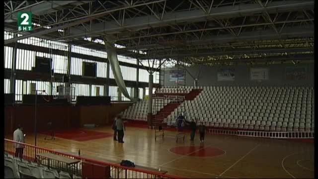 Баскетболен клуб и община с общи усилия за решаване на проблемите с течаща зала