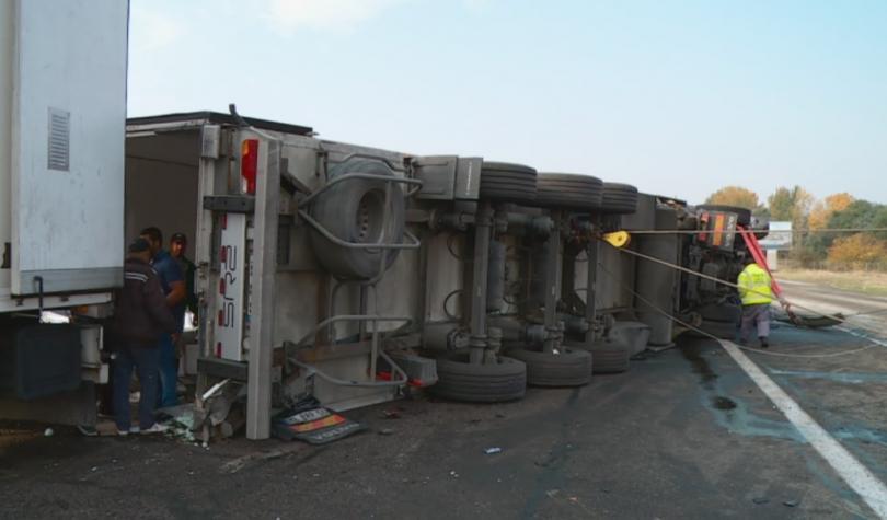 overturned lorry blocks traffic trakia motorway