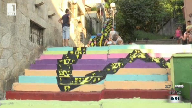 Деца нарисуваха дъждовник върху 300 стъпала