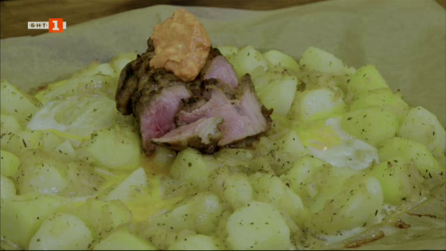 Картофи на фурна с карамелизиран лук и яйца и стекове от свински врат със сос