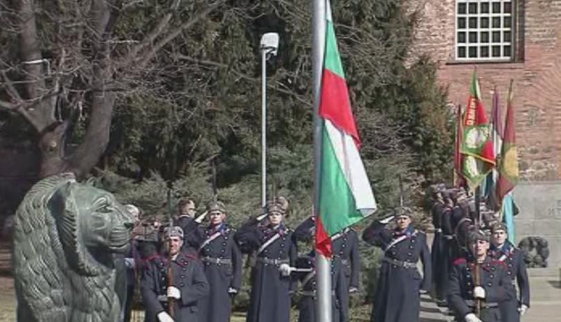 Военен ритуал за издигане на Националния трибагреник