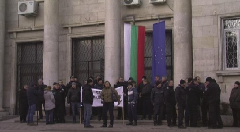 bulgarian prison guards stage protest