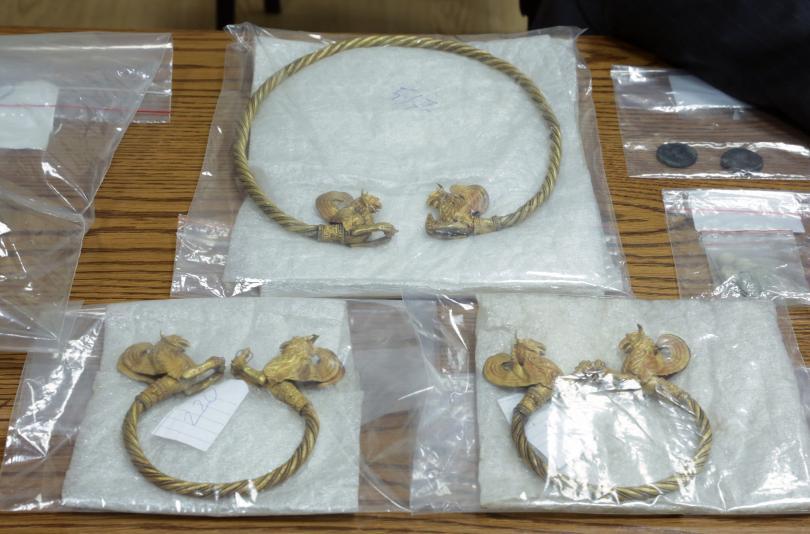 seven people were detained attempt sell unique gold treasure