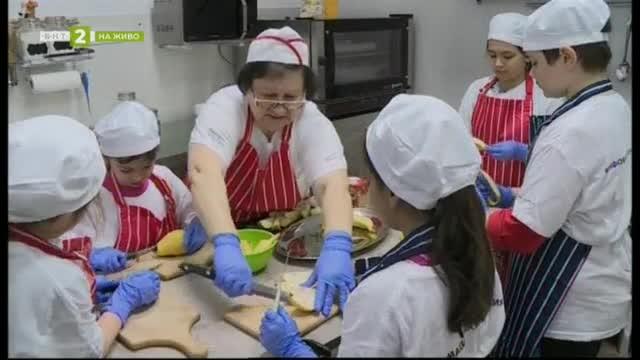 Ученици от Русе изучават кулинарни техники по проект за интеграция на ромите